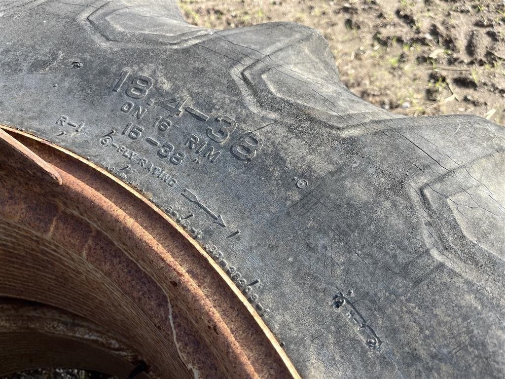 Reifen typu GoodYear 18,4x38 Afhentning 5 arme bred klods, Gebrauchtmaschine w Vejle (Zdjęcie 2)