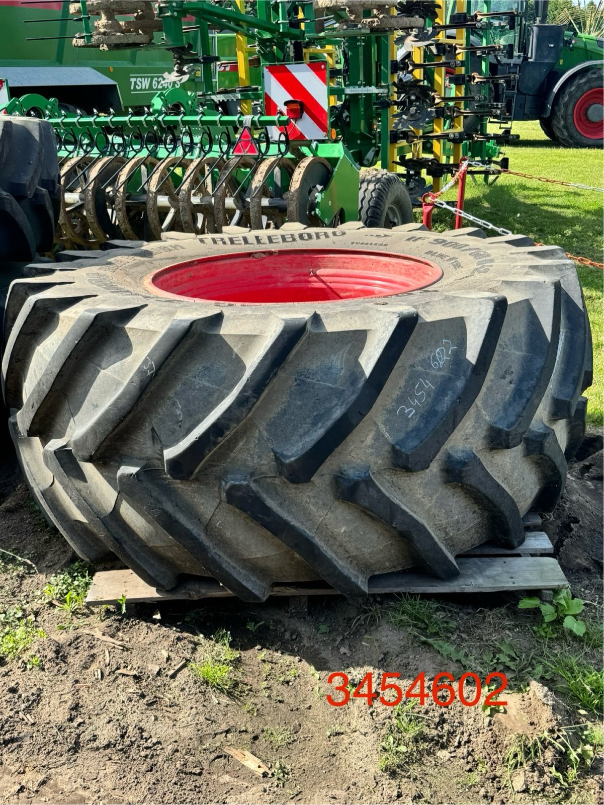 Reifen Türe ait Grasdorf 900/60R42 Trelleborg 10-Loch Fendt rot, Gebrauchtmaschine içinde Bützow (resim 1)