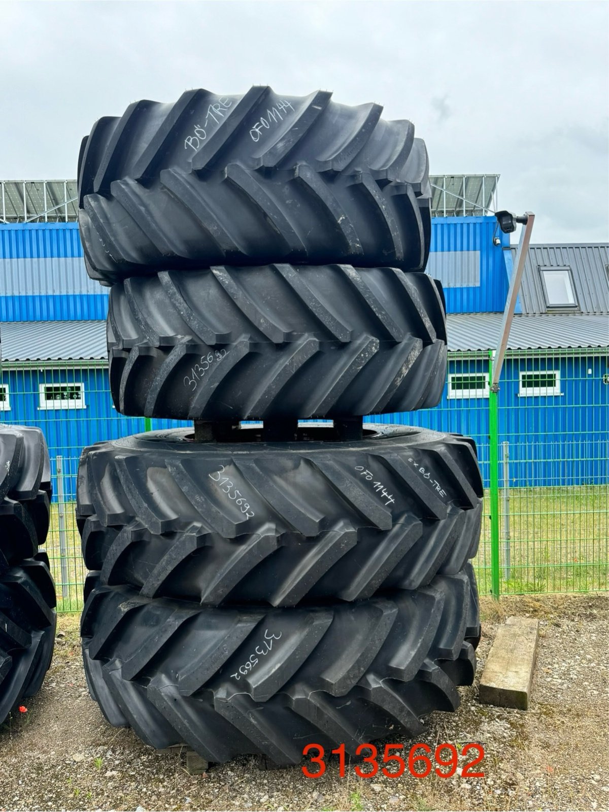 Reifen du type Grasdorf Michelin VF 650/60 R38 + VF 650/85 R42, Neumaschine en Gadebusch (Photo 1)