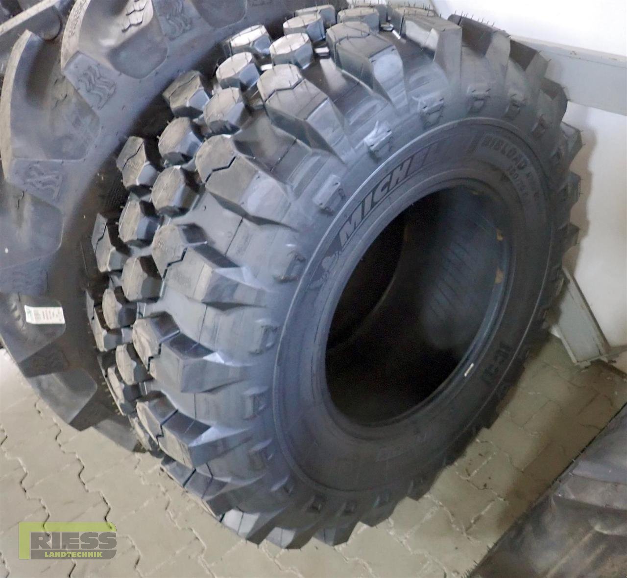 Reifen van het type Michelin 500/70R24 Michelin BIBLOAD SURFACE 2 Stk., Neumaschine in Homberg (Ohm) - Maulbach (Foto 1)