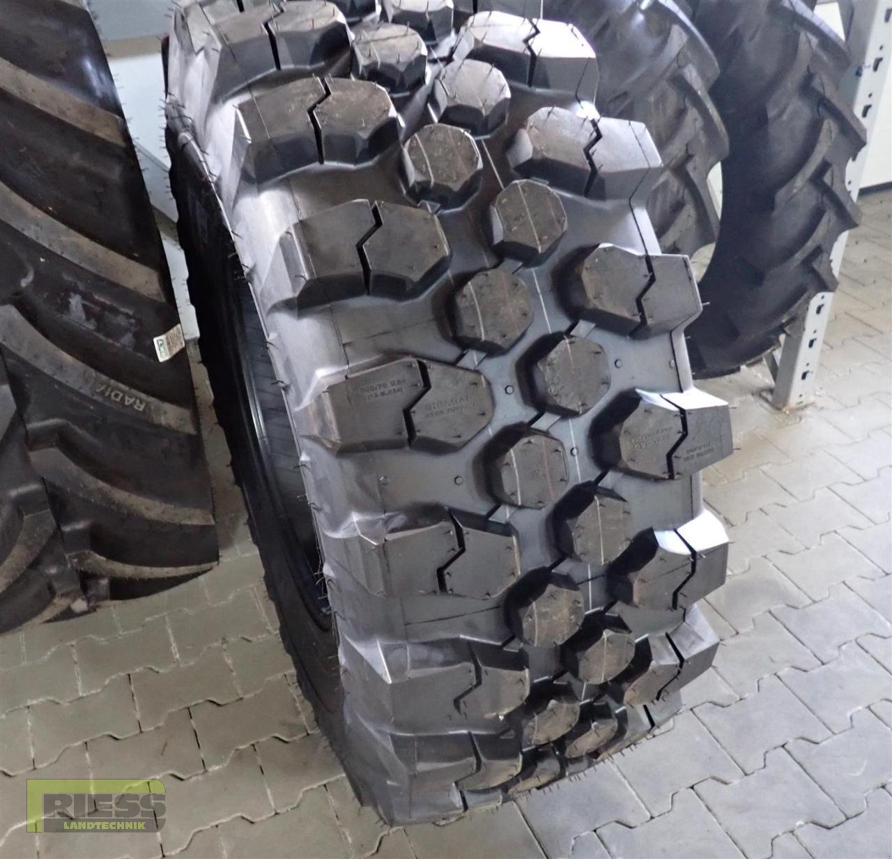 Reifen van het type Michelin 500/70R24 Michelin BIBLOAD SURFACE 2 Stk., Neumaschine in Homberg (Ohm) - Maulbach (Foto 2)