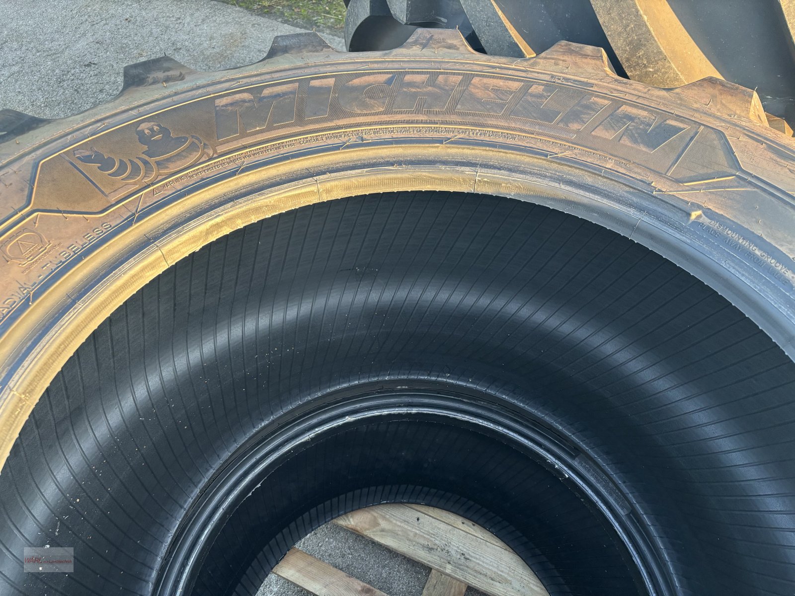 Reifen des Typs Michelin 600/60 R30, Neumaschine in Mitterscheyern (Bild 3)