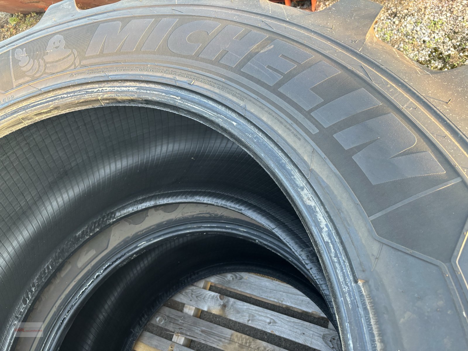 Reifen des Typs Michelin 710/60 R42, Neumaschine in Mitterscheyern (Bild 3)