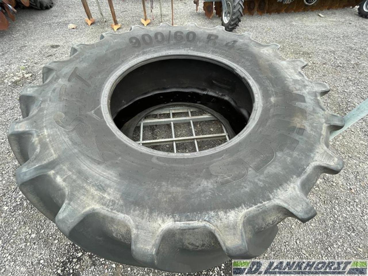 Reifen des Typs Mitas 1x 900/60R42 80%, Neumaschine in Neuenhaus (Bild 2)