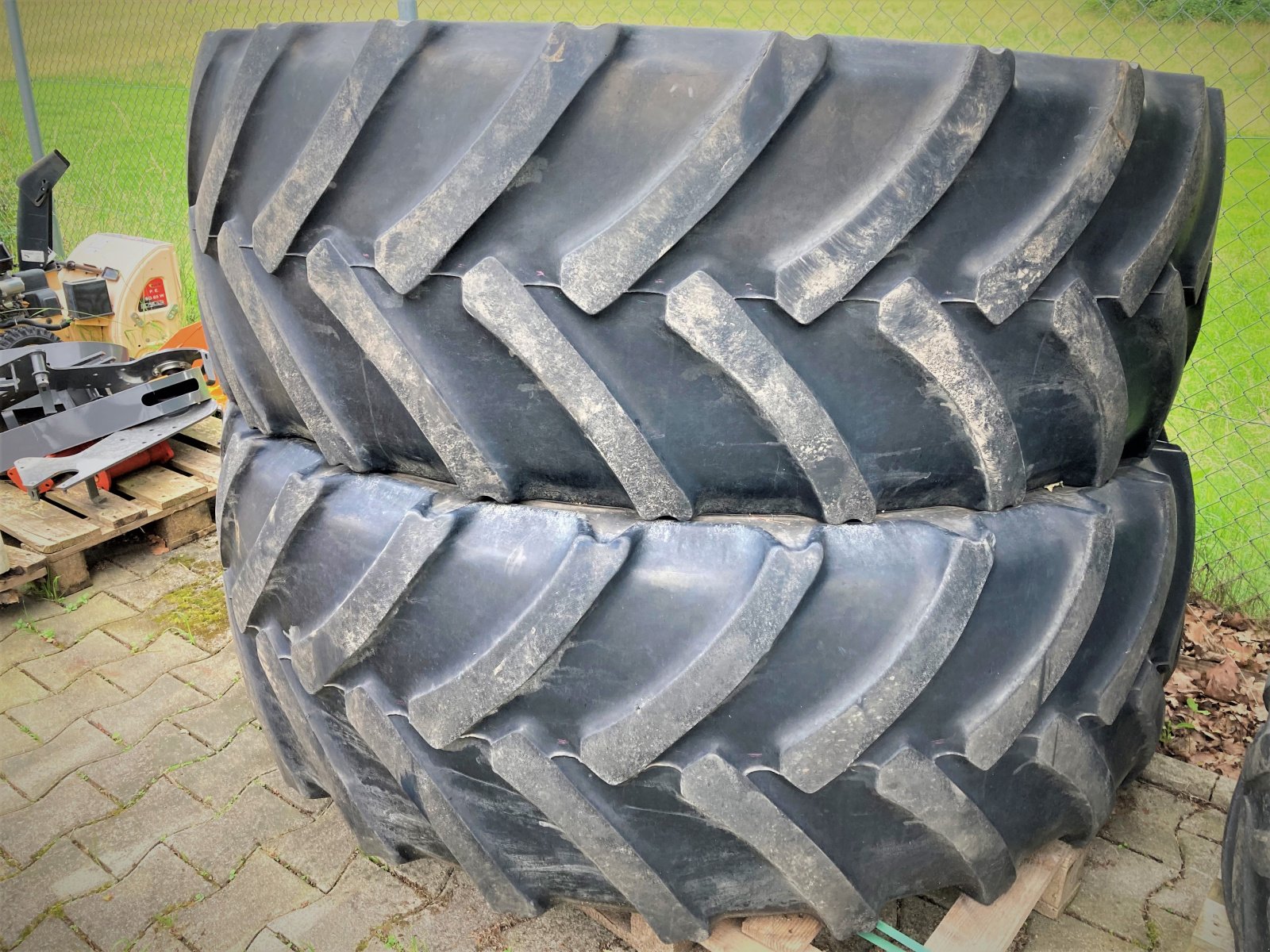 Reifen des Typs Mitas 650/65 R42, Gebrauchtmaschine in Murnau (Bild 1)