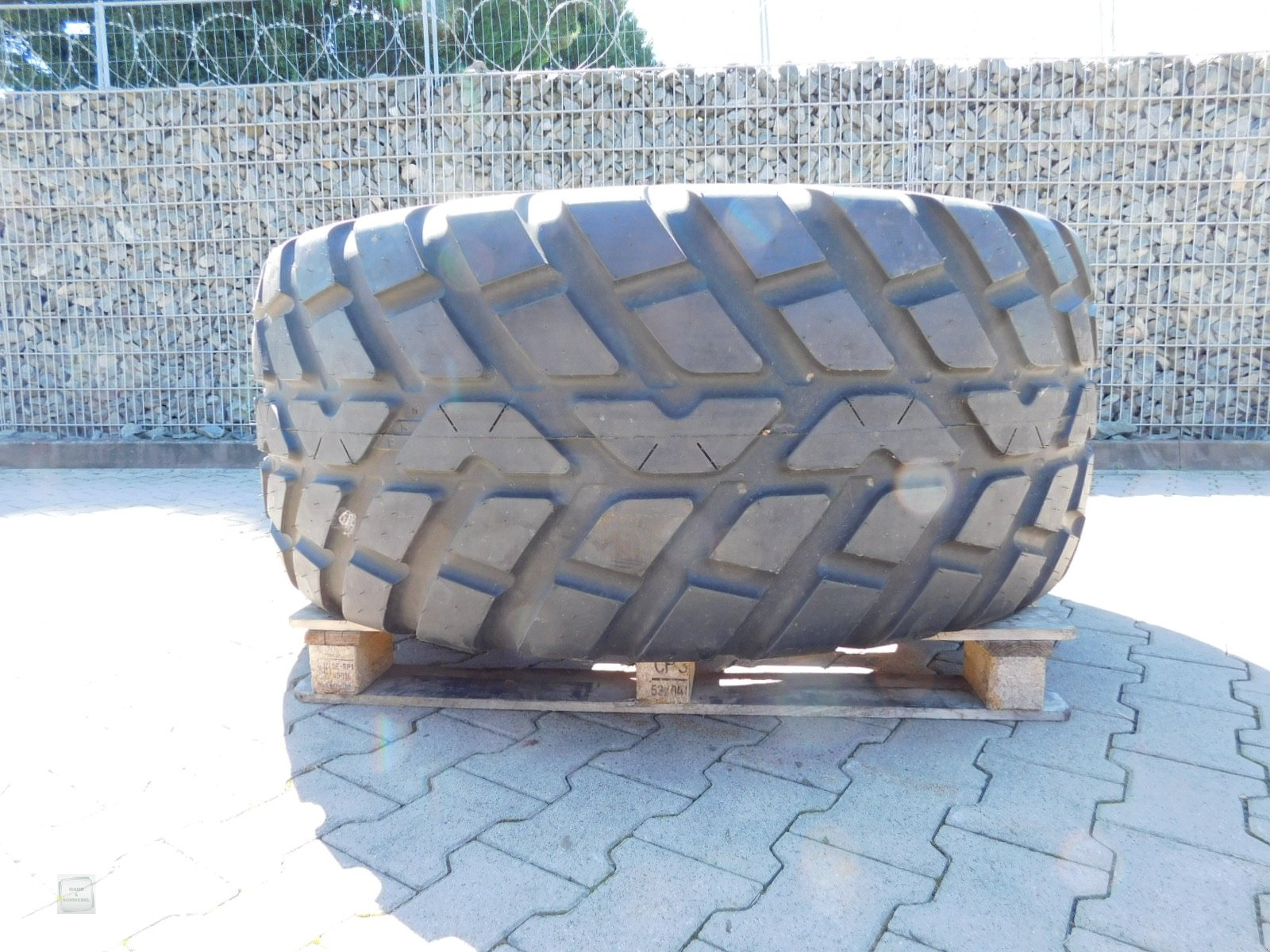 Reifen van het type Nokian 650/65R26.5 Country King, Neumaschine in Gross-Bieberau (Foto 4)