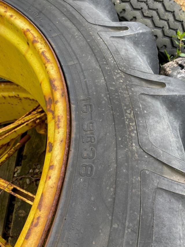 Reifen del tipo Pirelli 16.9 R38, Gebrauchtmaschine en Tim (Imagen 3)