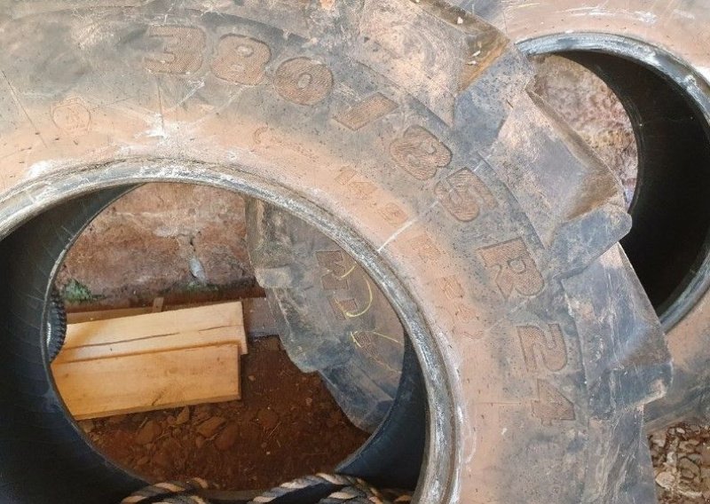 Reifen tipa Pirelli TM 600, Gebrauchtmaschine u Montpellier (Slika 2)