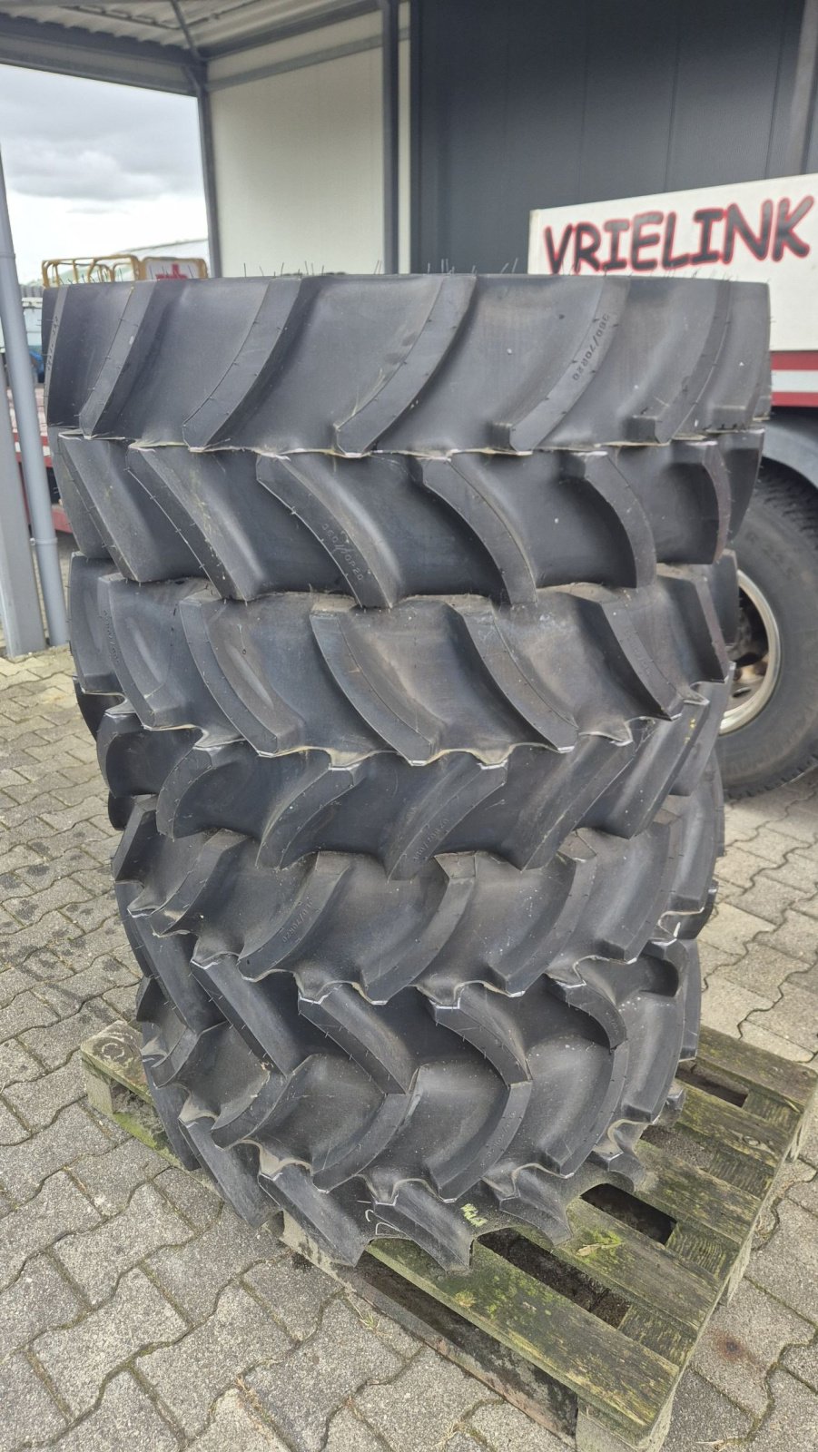 Reifen του τύπου Sonstige Firestone R4000 360/70R20 Nieuw, Gebrauchtmaschine σε Schoonebeek (Φωτογραφία 2)