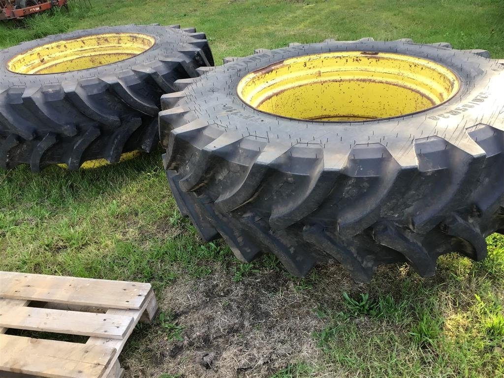 Reifen des Typs Starmaxx 520/85 R38, Gebrauchtmaschine in Bording (Bild 1)