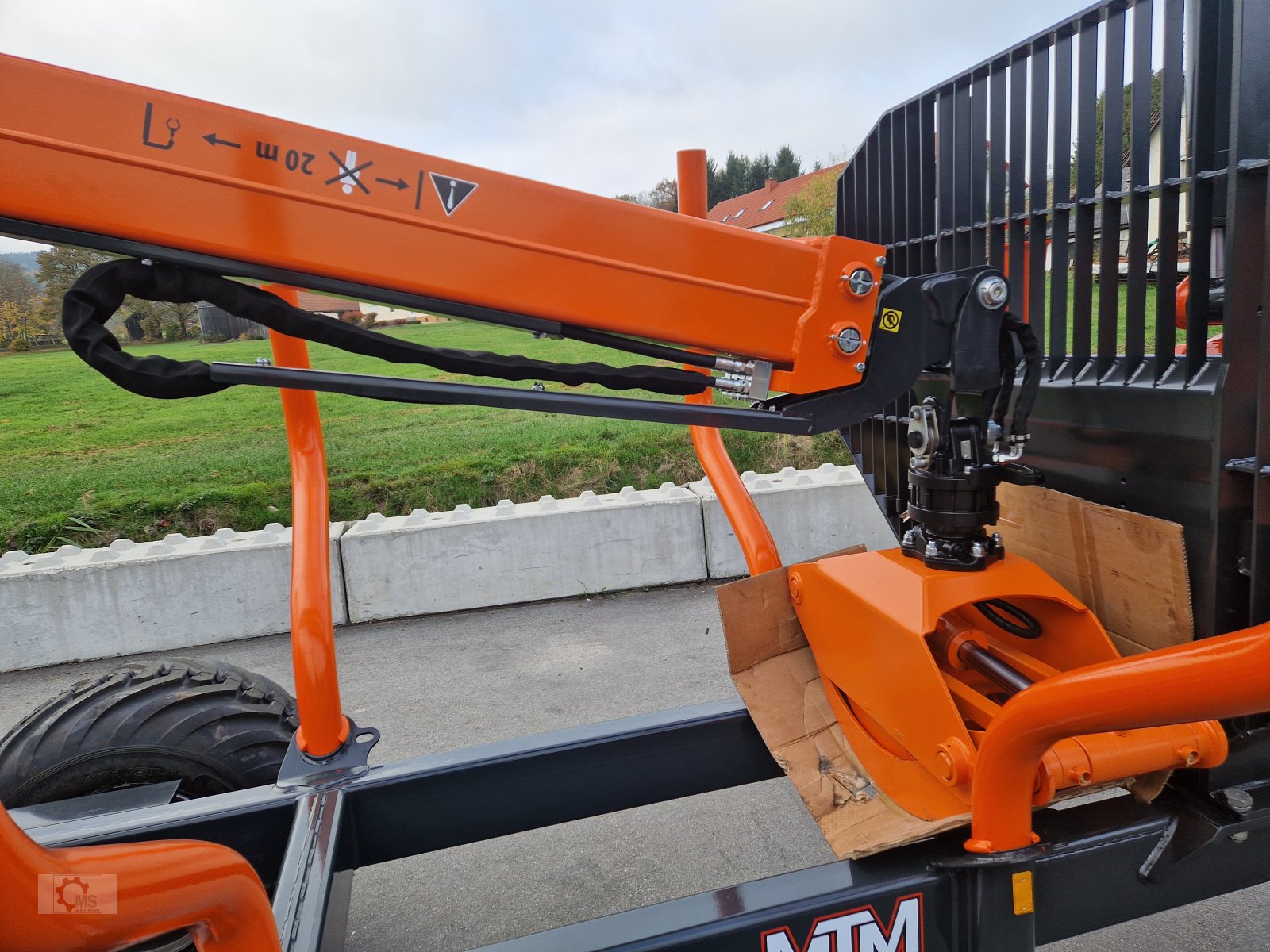 Rückewagen & Rückeanhänger des Typs MTM 13T 13to 8,10m Kran Druckluft Doppelrohrrahmen, Neumaschine in Tiefenbach (Bild 3)