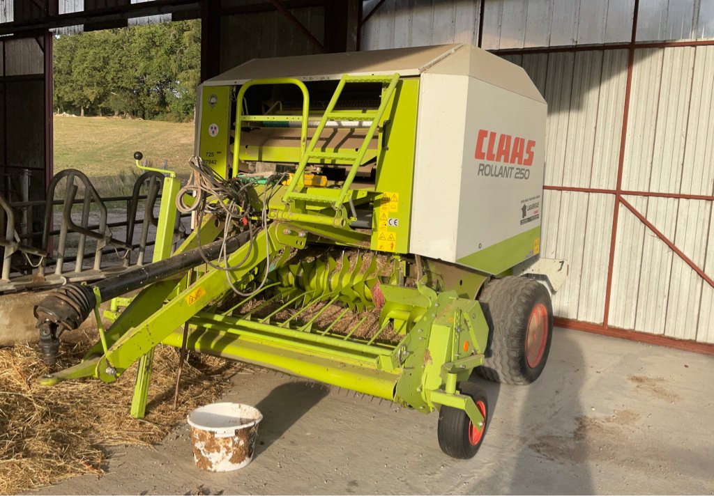 Rundballenpresse tip CLAAS ROLLANT 250, Gebrauchtmaschine in MORLHON LE HAUT (Poză 1)