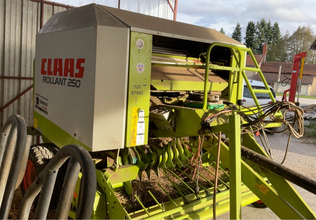 Rundballenpresse tip CLAAS ROLLANT 250, Gebrauchtmaschine in MORLHON LE HAUT (Poză 3)