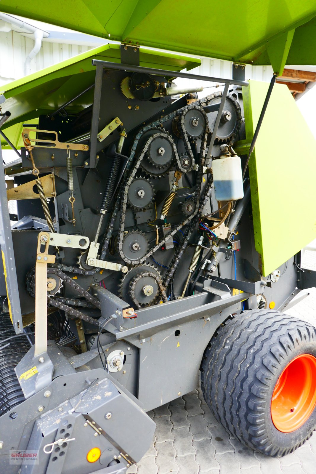 Rundballenpresse des Typs CLAAS Rollant 355 RC, Gebrauchtmaschine in Dorfen (Bild 7)