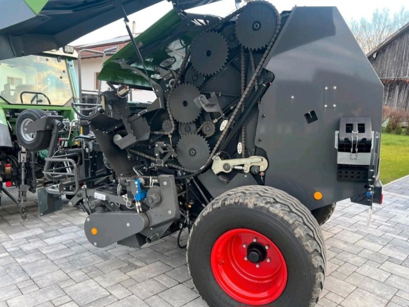 Rundballenpresse of the type Fendt Rotana 130 F, Neumaschine in Tiefenbach (Picture 1)