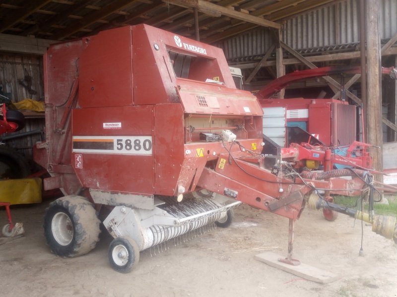 Rundballenpresse tip Fiat 5880, Gebrauchtmaschine in Wippenham  (Poză 1)