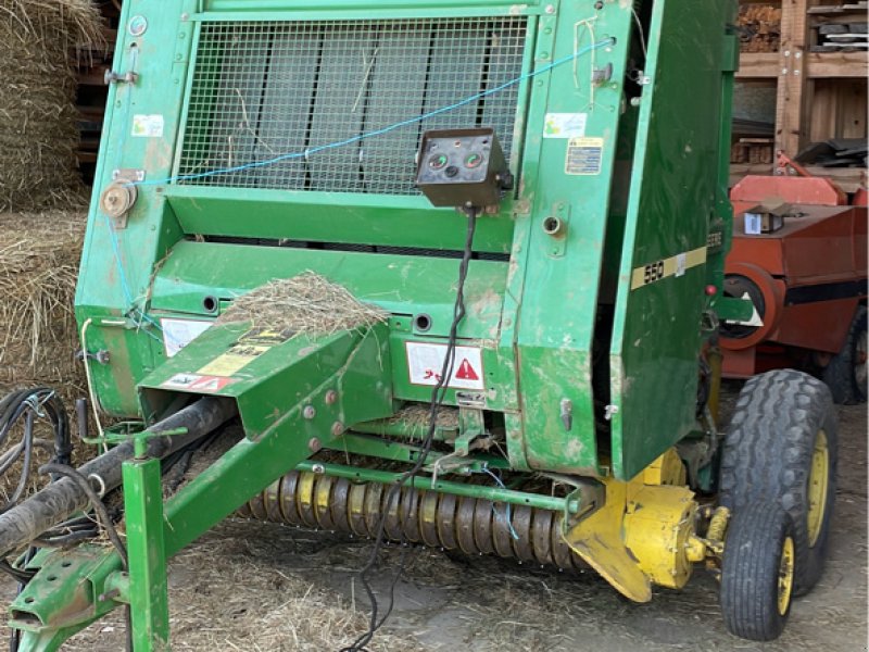 Rundballenpresse typu John Deere 550, Gebrauchtmaschine w Lalœuf