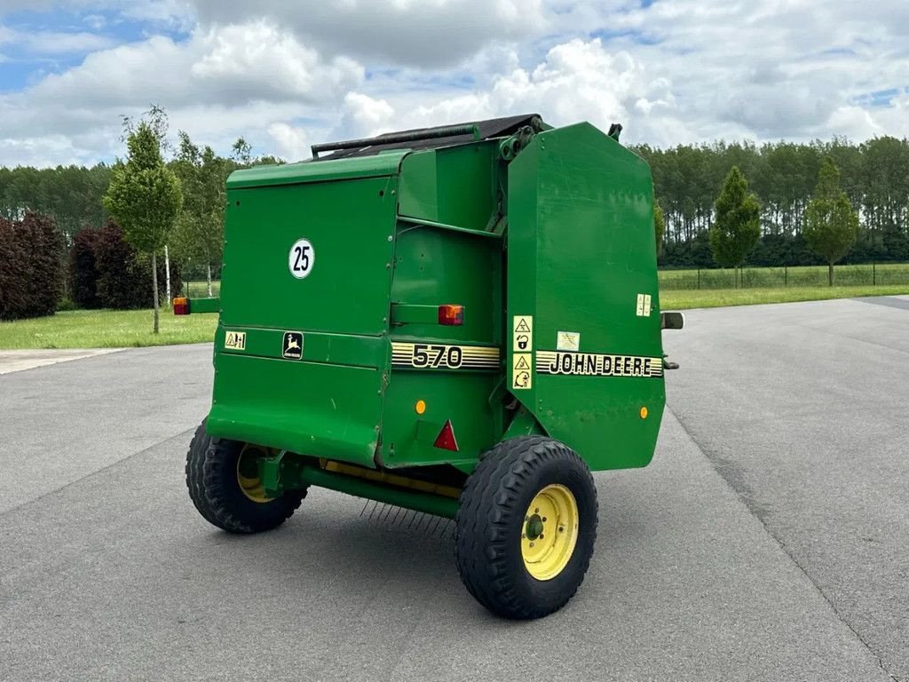 Rundballenpresse des Typs John Deere 570, Gebrauchtmaschine in BENNEKOM (Bild 3)