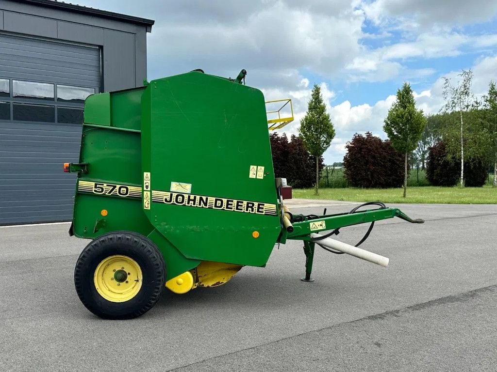 Rundballenpresse du type John Deere 570, Gebrauchtmaschine en BENNEKOM (Photo 2)