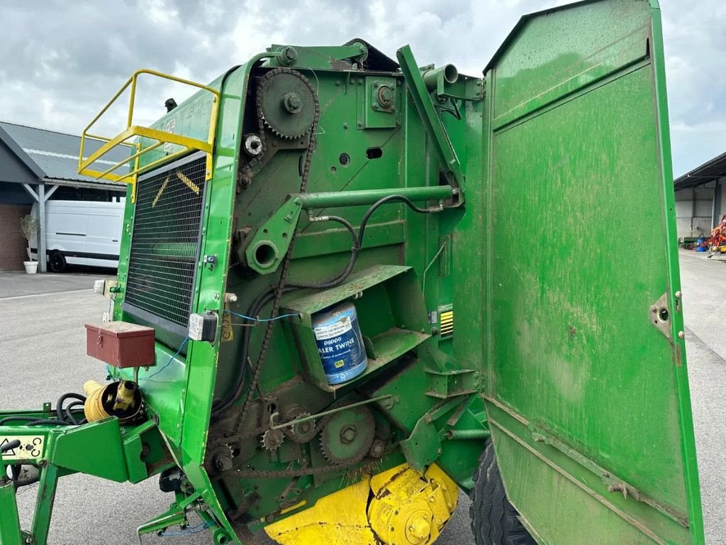 Rundballenpresse van het type John Deere 570, Gebrauchtmaschine in BENNEKOM (Foto 10)