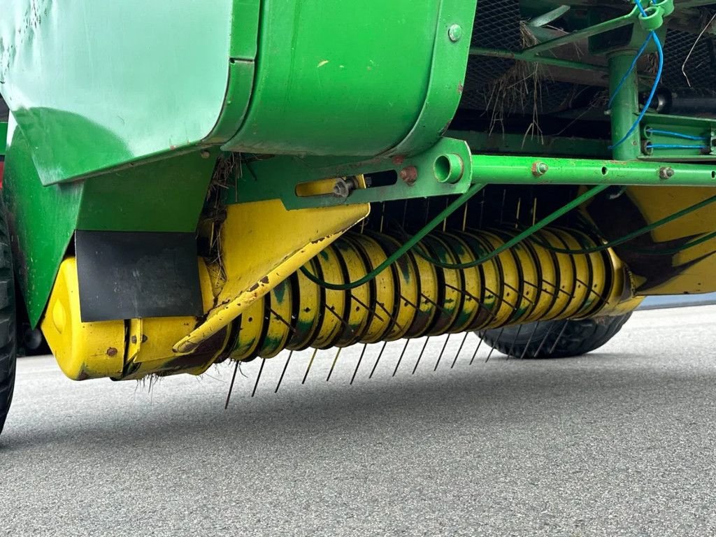 Rundballenpresse van het type John Deere 570, Gebrauchtmaschine in BENNEKOM (Foto 8)