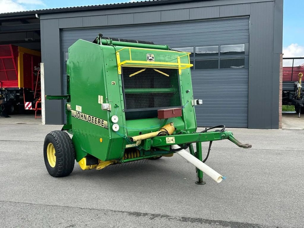 Rundballenpresse du type John Deere 570, Gebrauchtmaschine en BENNEKOM (Photo 1)