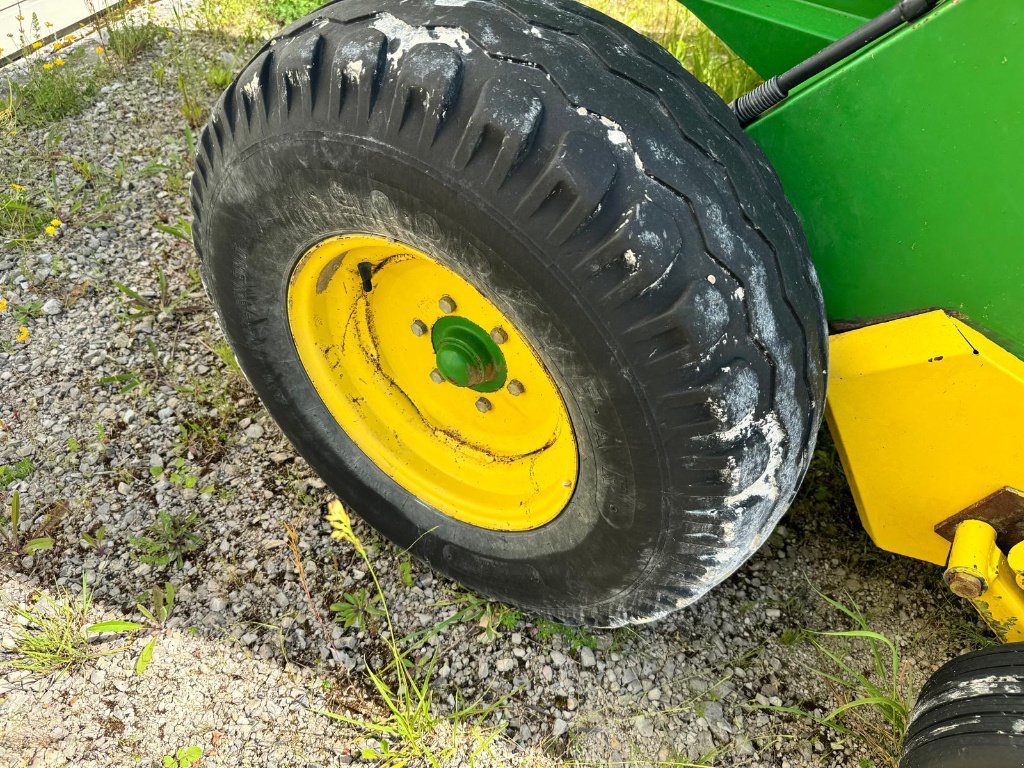 Rundballenpresse типа John Deere 590, Gebrauchtmaschine в Lérouville (Фотография 9)