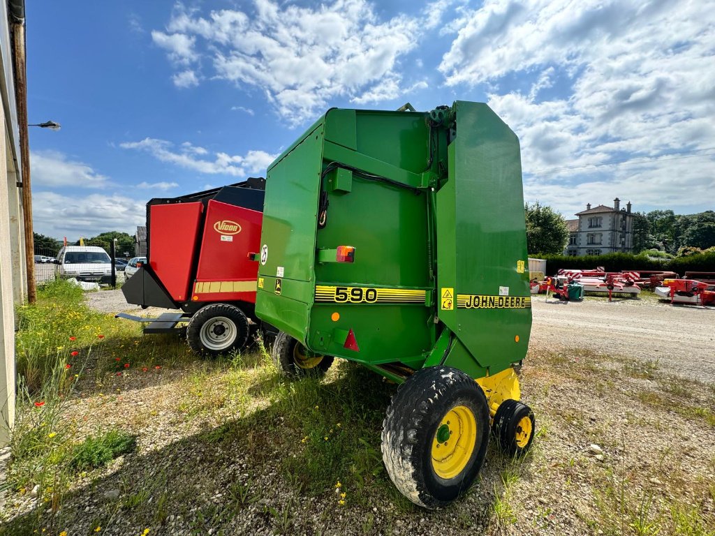 Rundballenpresse типа John Deere 590, Gebrauchtmaschine в Lérouville (Фотография 3)