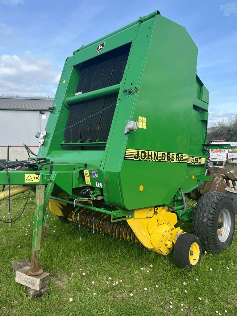 Rundballenpresse от тип John Deere 590, Gebrauchtmaschine в Neufchâtel-en-Bray (Снимка 3)