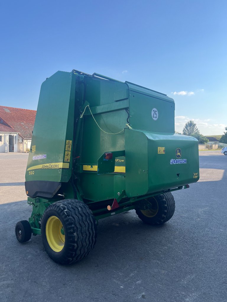 Rundballenpresse van het type John Deere 592, Gebrauchtmaschine in VERT TOULON (Foto 4)