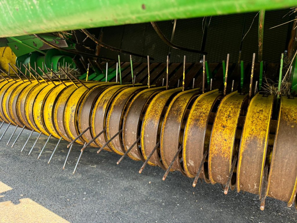 Rundballenpresse des Typs John Deere 592, Gebrauchtmaschine in SAINT FLOUR (Bild 3)