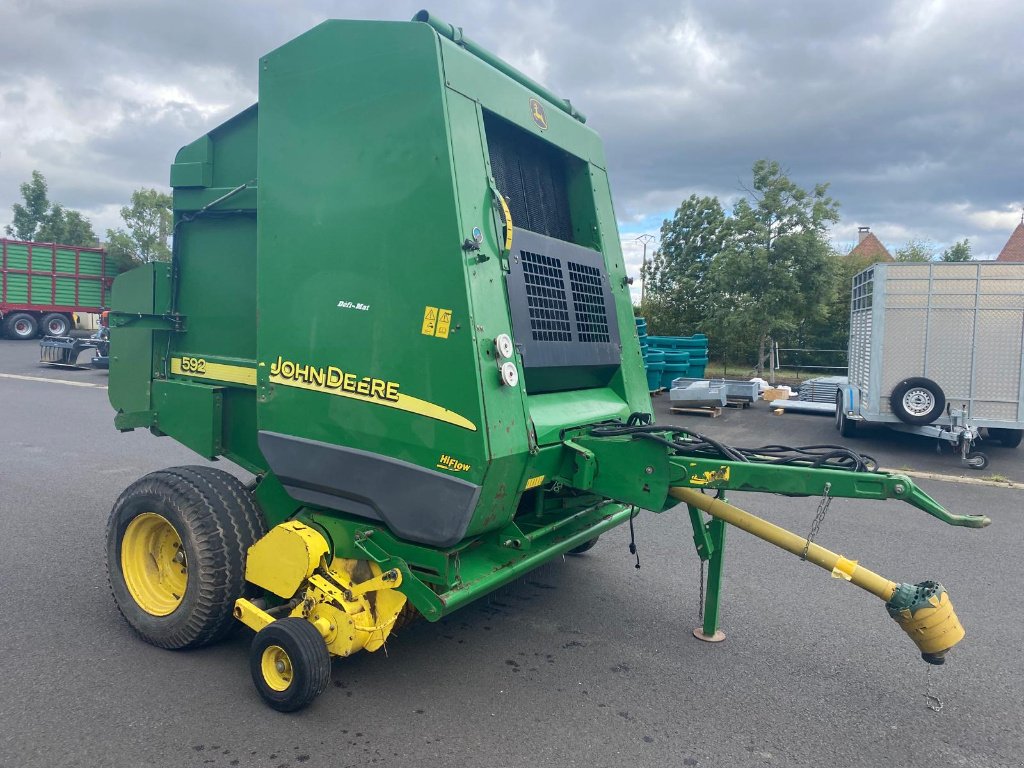 Rundballenpresse des Typs John Deere 592, Gebrauchtmaschine in SAINT FLOUR (Bild 2)