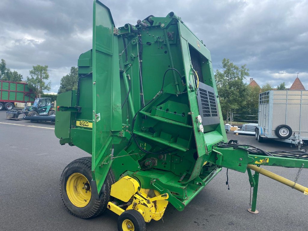 Rundballenpresse typu John Deere 592, Gebrauchtmaschine w SAINT FLOUR (Zdjęcie 11)