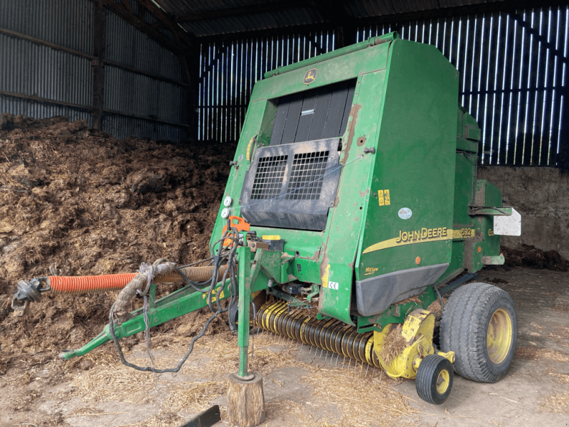 Rundballenpresse del tipo John Deere 592, Gebrauchtmaschine en TREMEUR