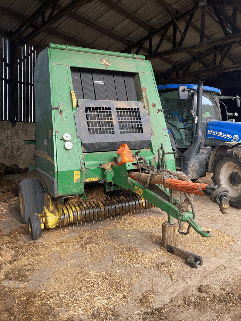 Rundballenpresse типа John Deere 592, Gebrauchtmaschine в TREMEUR (Фотография 2)