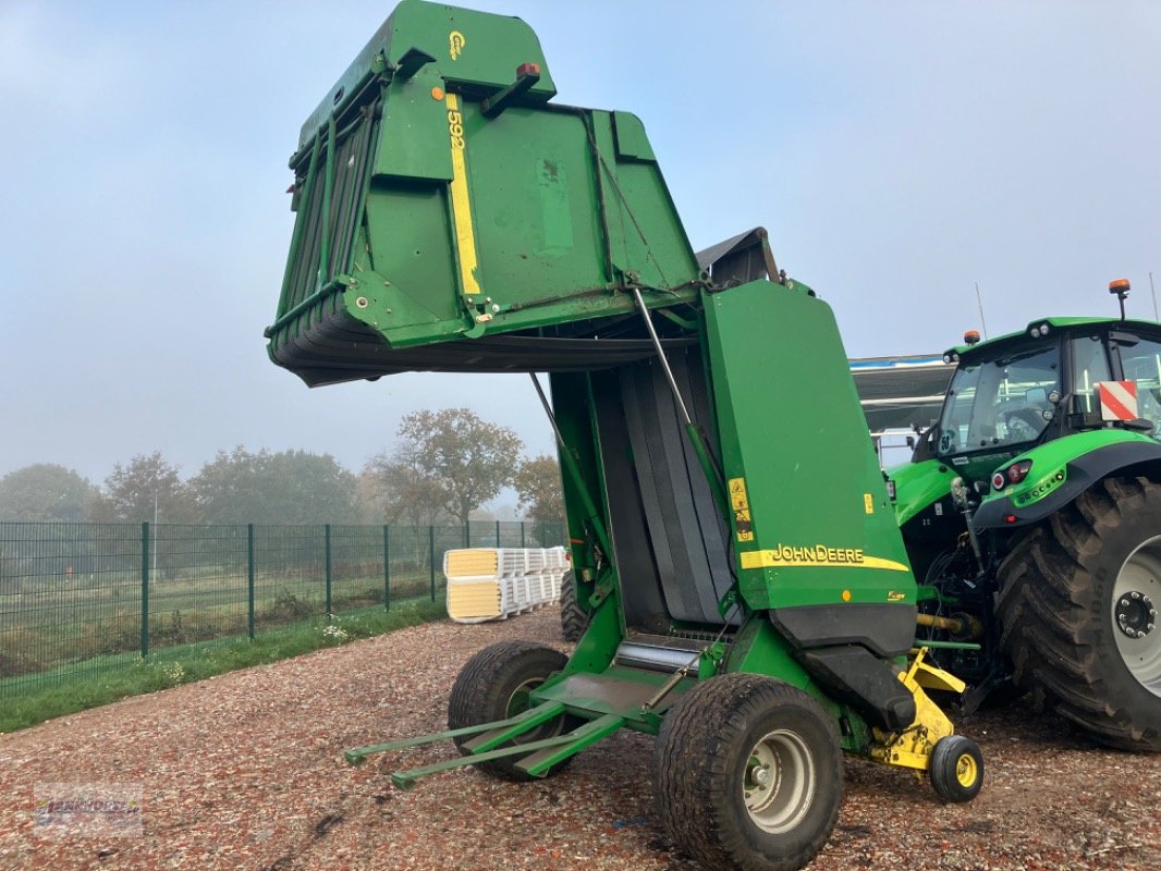 Rundballenpresse a típus John Deere 592, Gebrauchtmaschine ekkor: Aurich (Kép 9)