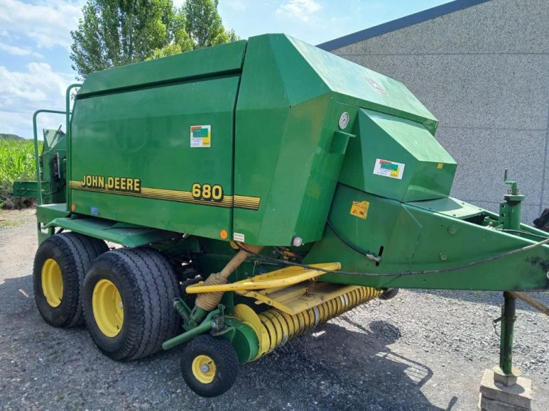 Rundballenpresse tip John Deere 680, Gebrauchtmaschine in Wevelgem