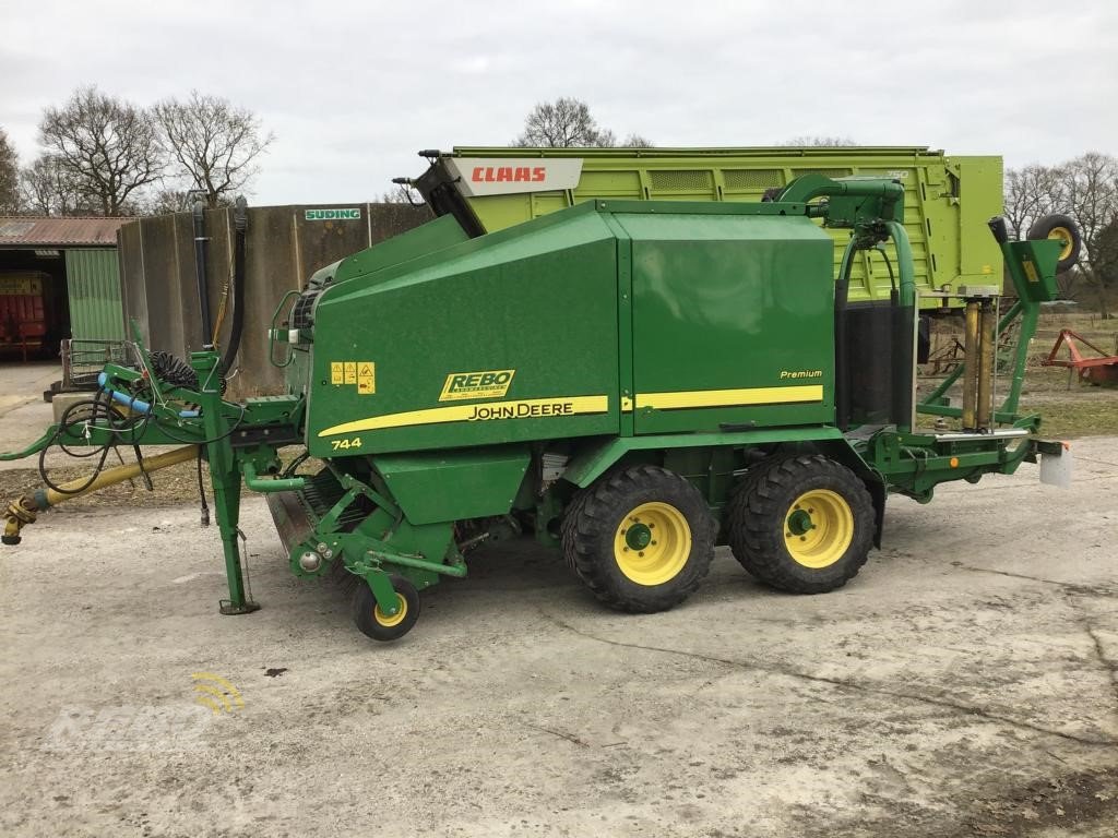 Rundballenpresse of the type John Deere 744 KOMBI-RUNDBALLENPRESSE, Gebrauchtmaschine in Aurich (Picture 3)