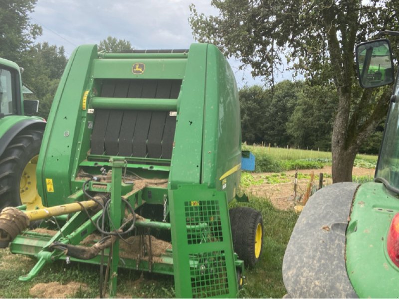 Rundballenpresse от тип John Deere 854 MAXICUT 14 COUTEAUX, Gebrauchtmaschine в UZERCHE