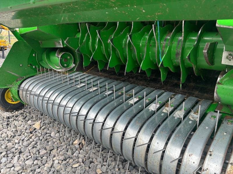 Rundballenpresse типа John Deere 854, Gebrauchtmaschine в SAINT-GERMAIN DU PUY (Фотография 3)