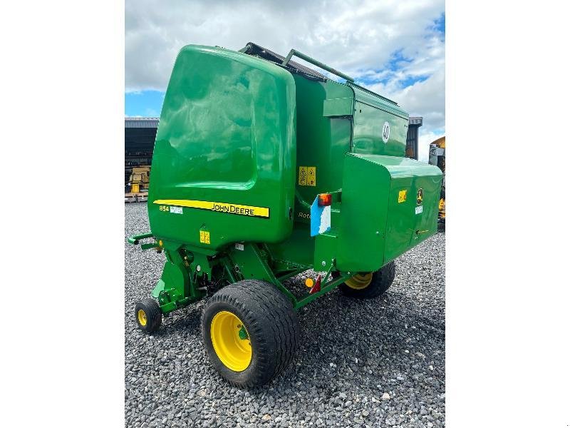 Rundballenpresse van het type John Deere 854, Gebrauchtmaschine in SAINT-GERMAIN DU PUY (Foto 2)