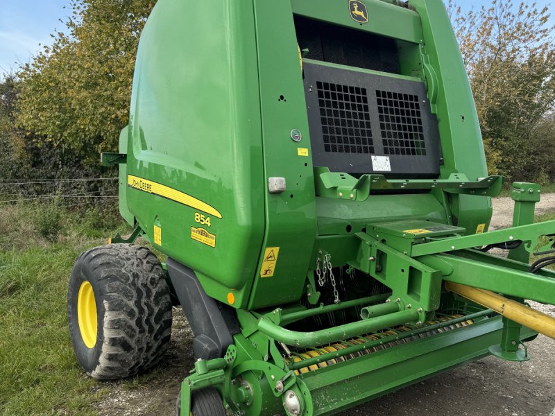 Rundballenpresse des Typs John Deere 854, Gebrauchtmaschine in Pastetten (Bild 1)