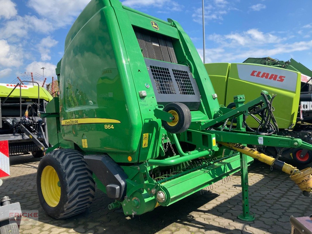 Rundballenpresse van het type John Deere 864 Premium, Gebrauchtmaschine in Bockel - Gyhum (Foto 1)