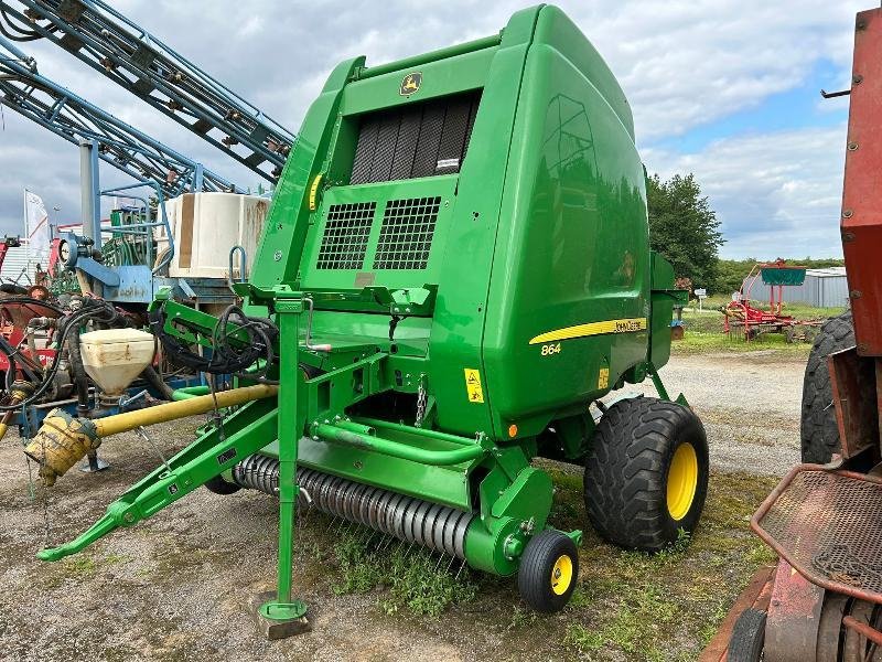 Rundballenpresse типа John Deere 864, Gebrauchtmaschine в LANDIVISIAU (Фотография 1)