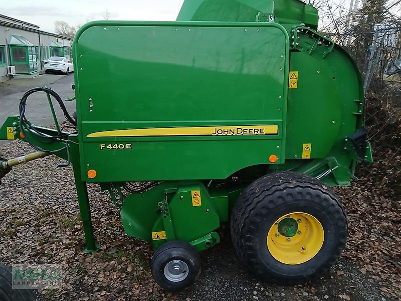 Rundballenpresse des Typs John Deere F 440, Gebrauchtmaschine in Limburg (Bild 3)