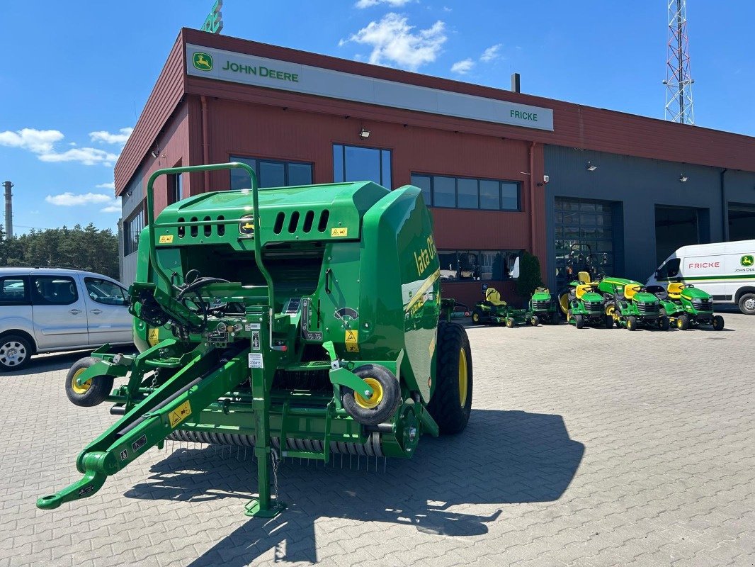 Rundballenpresse des Typs John Deere F 441M, Neumaschine in Mrągowo (Bild 1)