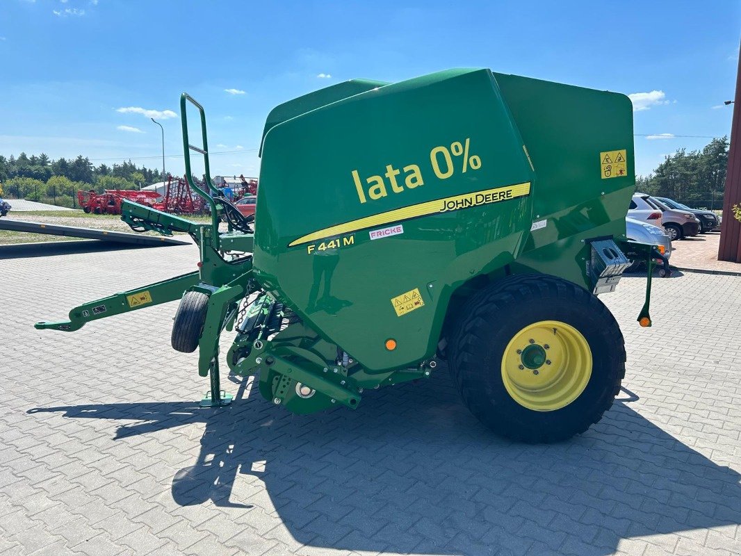 Rundballenpresse des Typs John Deere F 441M, Neumaschine in Mrągowo (Bild 2)