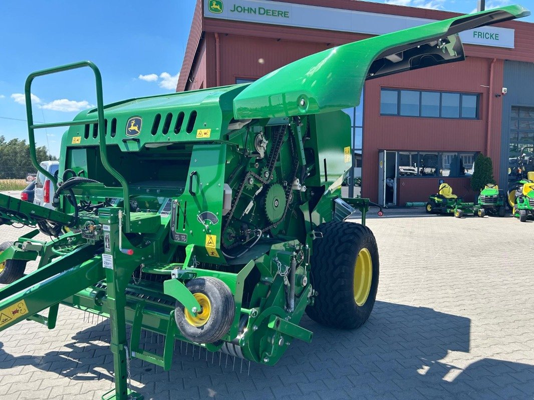 Rundballenpresse des Typs John Deere F 441M, Neumaschine in Mrągowo (Bild 3)