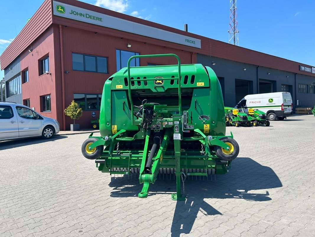 Rundballenpresse des Typs John Deere F 441M, Neumaschine in Mrągowo (Bild 6)