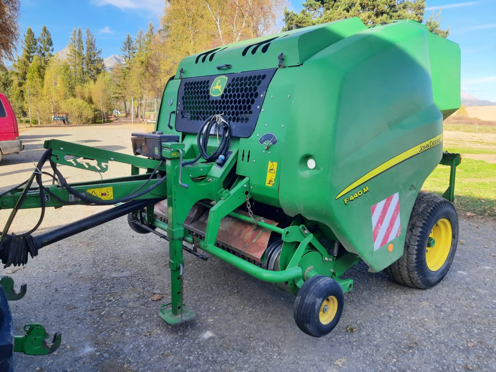 Rundballenpresse typu John Deere F440, Gebrauchtmaschine v Važec (Obrázek 1)